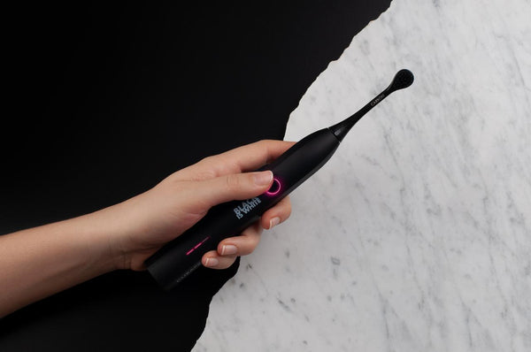 Curaprox Hydrosonic Black is White četkica za zube